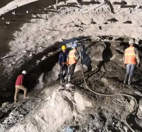 宏伟拱顶带模注浆料的施工流程及注意事项